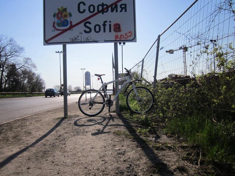 Веселяци поставиха нещо уникално до табелата за изход от София, пътниците не спират да се смеят (СНИМКА)