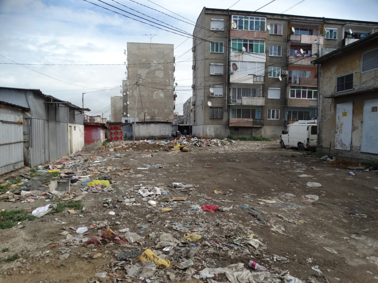 Ромите в "Столипиново" грабят памперси като топъл хляб, няма да повярвате за какво ги използват
