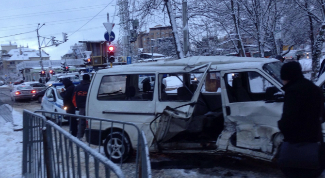 Първи потресаващи СНИМКИ от зверското столично меле с много ранени, спрени са трамваите по линии 4, 5 и 11