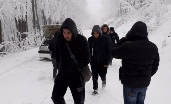 Безумие! Младежите, закъсали в преспите под Шипка, тръгнали с трошки да правят дрифтове, измъкнаха ги омърлушени! (СНИМКИ)