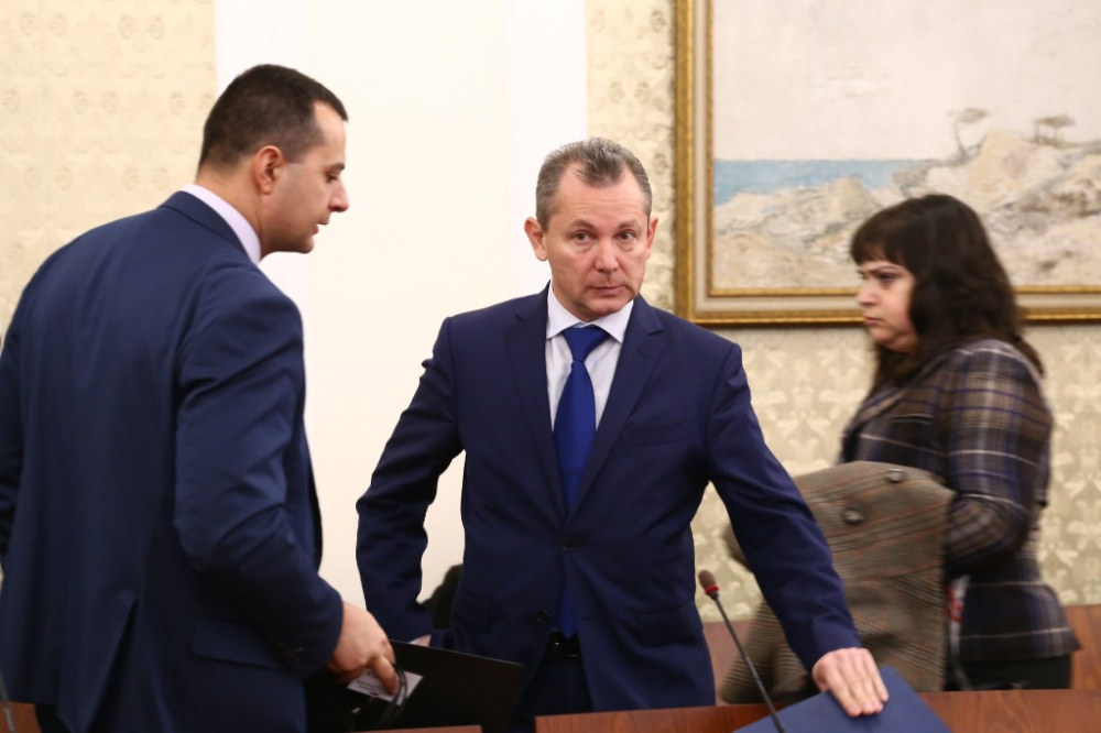 СНИМКИ  от парламента, където нищят ще разсекретят ли важния доклад на ДАНС за митническата информационна система