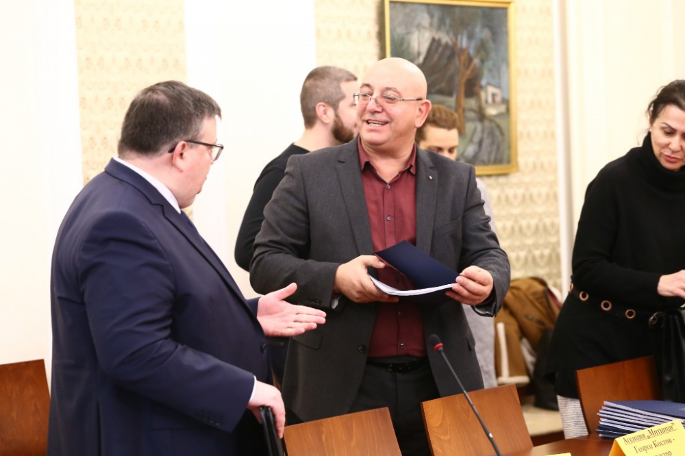 СНИМКИ  от парламента, където нищят ще разсекретят ли важния доклад на ДАНС за митническата информационна система