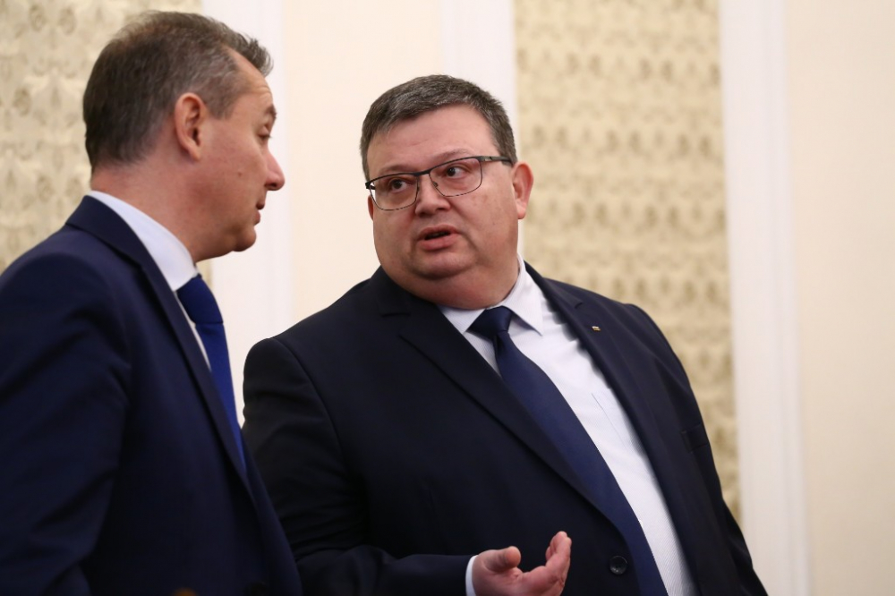 СНИМКИ  от парламента, където нищят ще разсекретят ли важния доклад на ДАНС за митническата информационна система