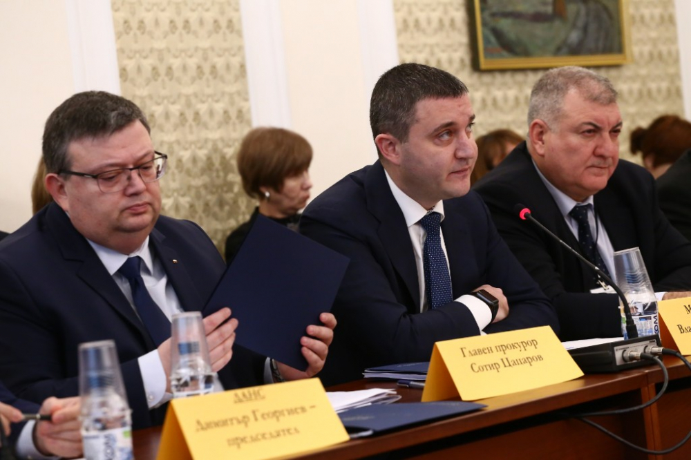СНИМКИ  от парламента, където нищят ще разсекретят ли важния доклад на ДАНС за митническата информационна система
