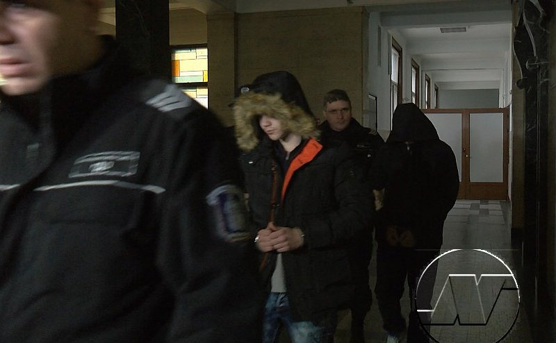 Един от учениците, обвинени в жестоко убийство на русенския таксиметров шофьор, лъже съда, че има рак (СНИМКИ)