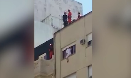 Екстремно ВИДЕО! Пожарникари се хвърлиха от покрив, за да сритат самоубиец и спасят живота му