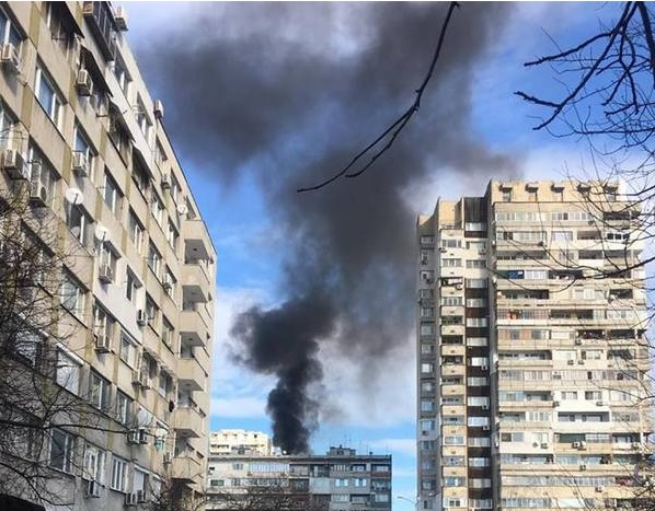 В Бургас е страшно! Полиция и пожарна летят към жк "Зорница" (СНИМКИ)