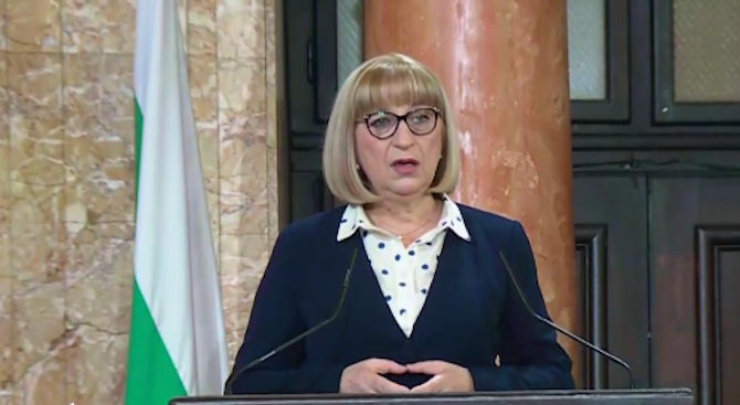 Цачева и Манолова намериха чалъм за Истанбулската конвенция