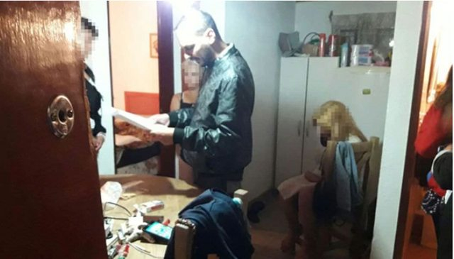 Жена пусна щерка си и племенницата си в сайт за проститутки, вижте колко евтино ги продава (СНИМКИ)