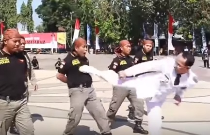 Кмет вбеси мрежата с това ВИДЕО, на което рита полицаи в гърдите