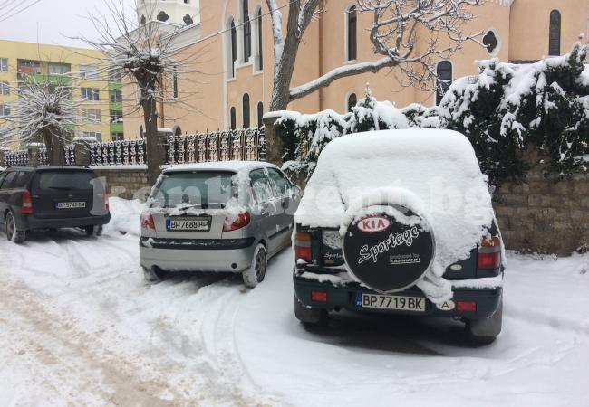 Така се паркира в дивия Северозапад (СНИМКИ)