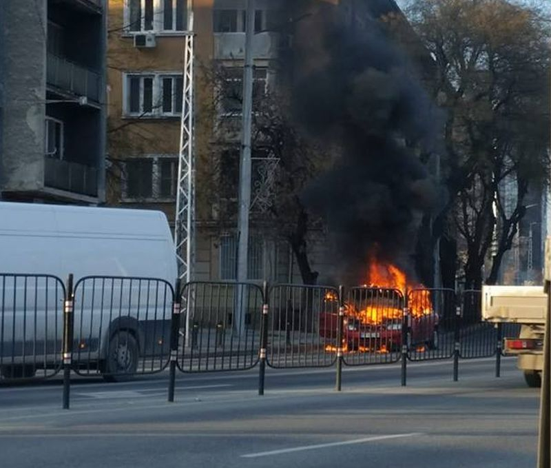 Кола изгоря като факла в Пловдив, одими цял квартал (СНИМКИ)