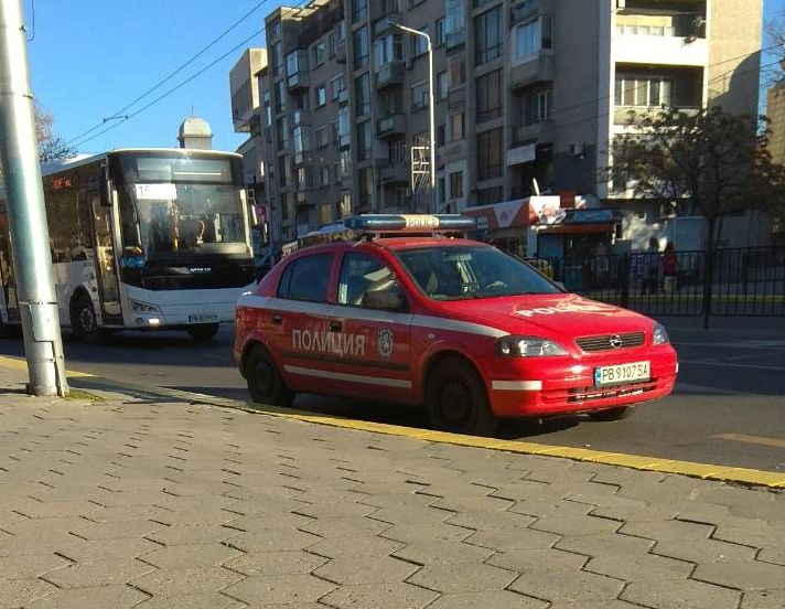 Вижте как нагло паркират полицаите в Пловдив