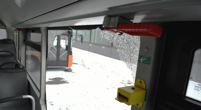 Автобус се вряза в паркирана кола в Пловдив