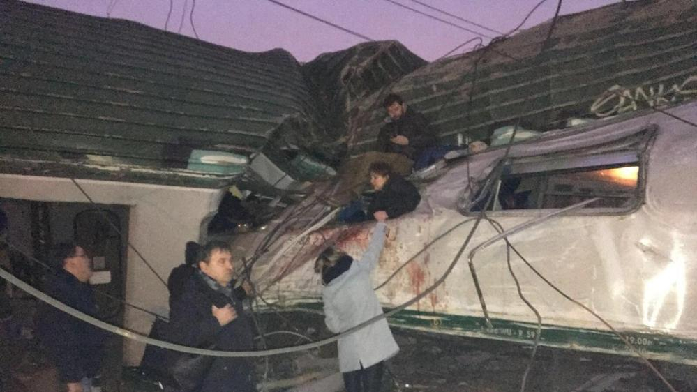 Поне 2 убити и над 100 ранени край Милано в дерайлирал влак (ВИДЕО/СНИМКИ) 