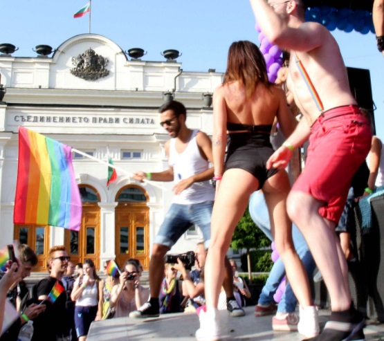 Конвенциите в действие: Шокиращ списък с 31 всякакви джендъри (СКАНДАЛНО ВИДЕО)