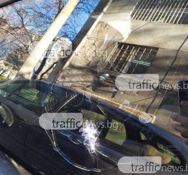 Вендета или хулиганство? Строшиха стъклата на 3 автомобила в центъра на Пловдив (СНИМКИ)