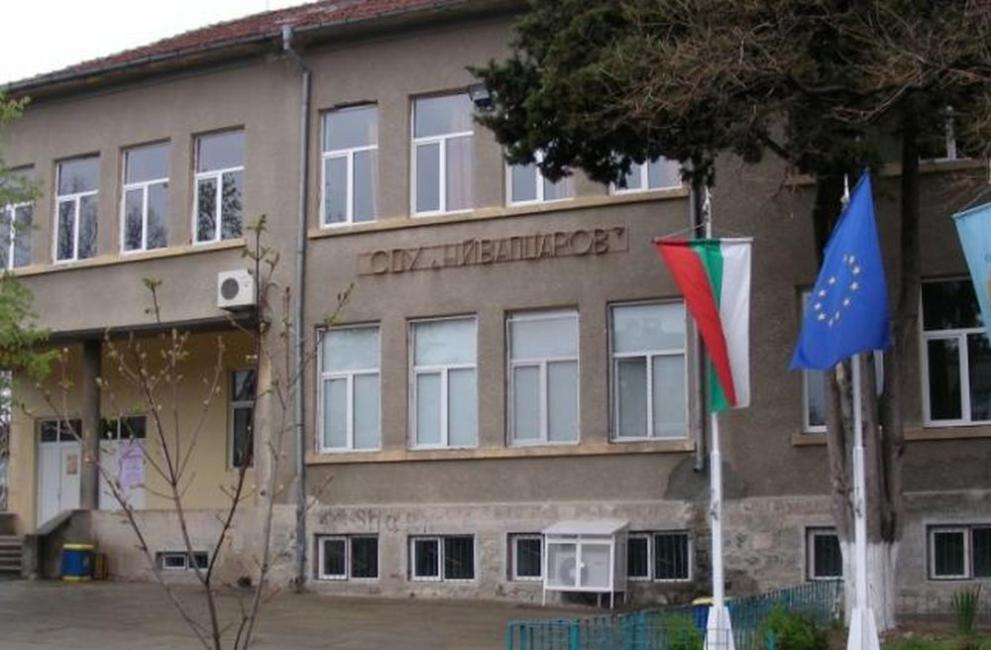 Подивял петокласник от ромската махала зашлеви учителка, брат му скочи да бие охраната на школото 