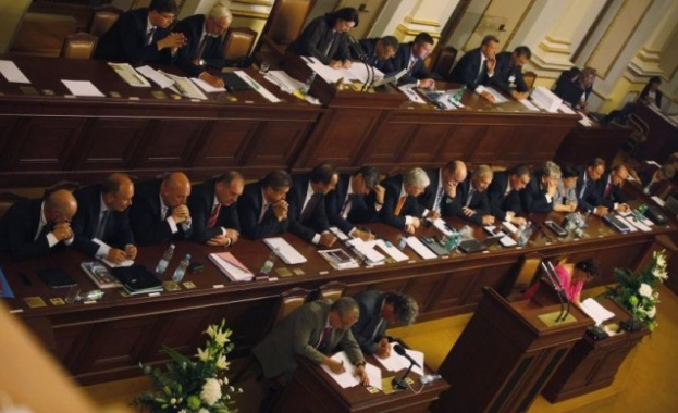 Депутат да си в Чехия, разрешиха на народните представители да пият алкохол!