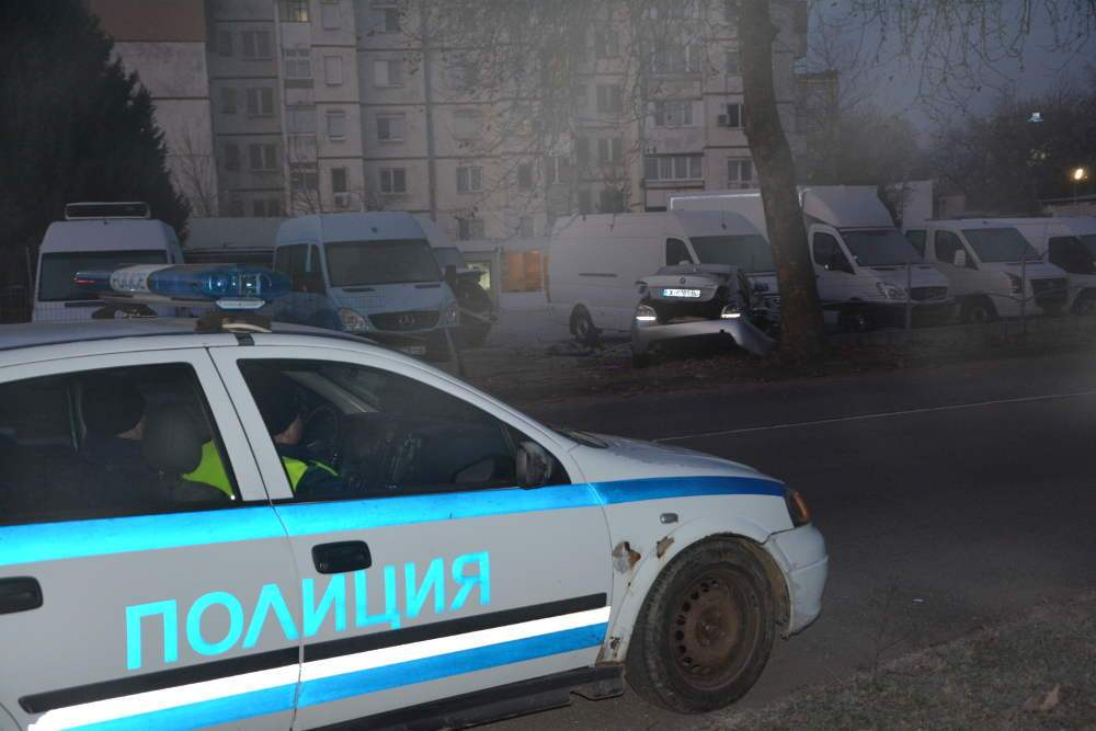 Джигит даде газ на БМВ-то и се заби в автокъща, помля дърво и два микробуса (СНИМКИ)