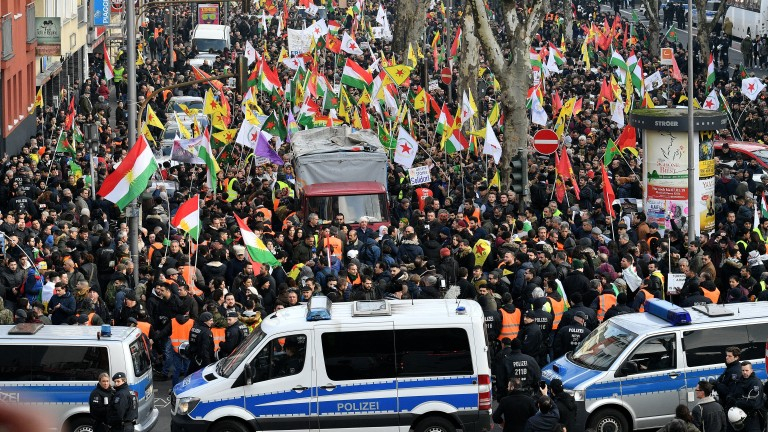 Кьолн на косъм от масова касапница след протест на 15 хиляди кюрди срещу Турция в Сирия (ВИДЕО)
