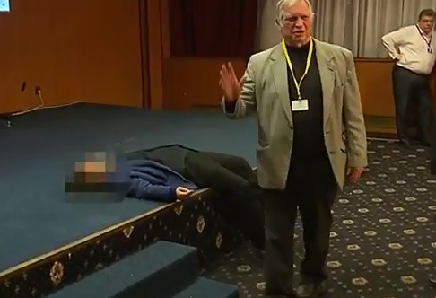 Бесен екшън след победата на чешкия президент! Член на екипа му припадна от алкохол, а после настана страшно меле (ВИДЕО)