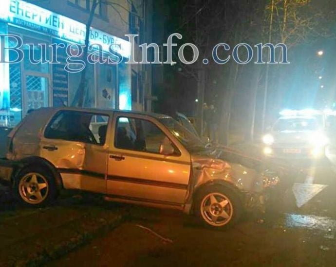 Бургазлии в шок: Голф се заби до входа ни след гонка с две коли, вижте как се натресе  