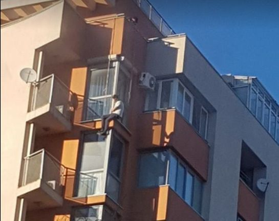 Извънредно в БЛИЦ TV: Бесен екшън в София! Мъж се опитва да се самоубие в Студентски град (ЕКСКЛУЗИВНО ВИДЕО)