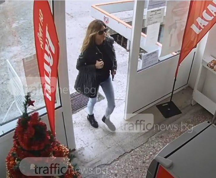 Внимание, пловдивчани, тази добре облечена дама е много опасна! Ако сте я виждали, съобщете в полицията (СНИМКИ)