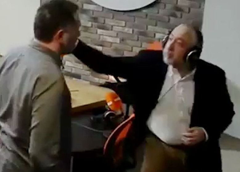 Бой в ефир: Двама журналисти се замлатиха с юмруци след спор в студиото (ВИДЕО 18+)
