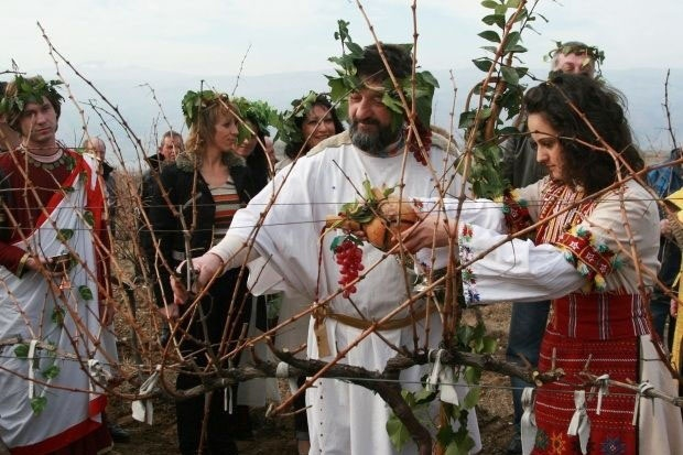 Голям празник е днес, черпят 6 хубави имена и всички лозари!