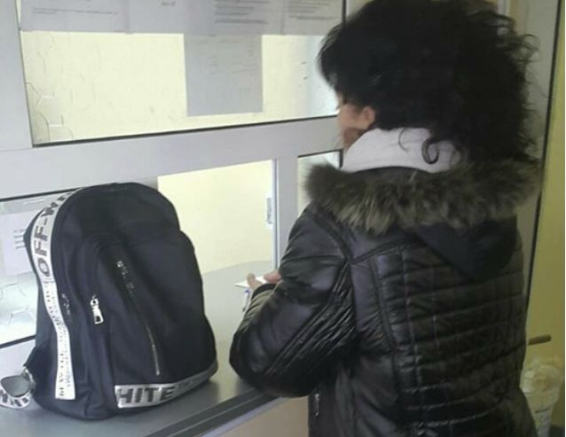 Касиерка от АПИ затвори гишето, за да брои жълти стотинки за три винетки 