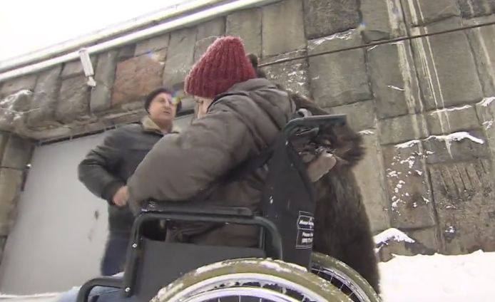 Това може да се види само по улиците на Москва! Уникално ВИДЕО показва как мечка се грижи за болния си дресьор 