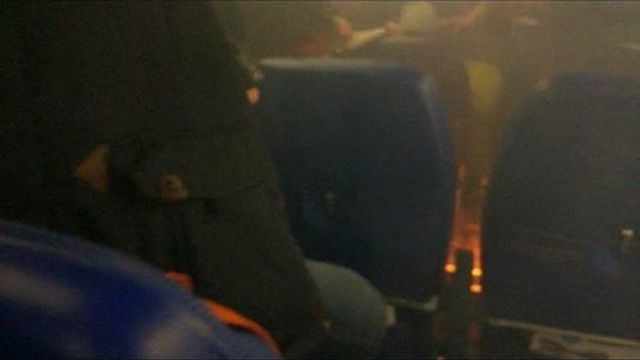 Драма във въздуха! Зарядно се взриви в самолет, гори огън, пътници пищят (СНИМКИ)