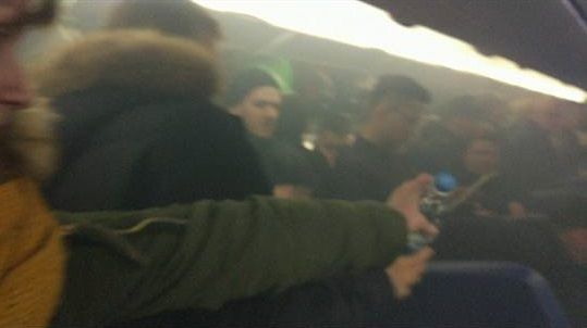 Драма във въздуха! Зарядно се взриви в самолет, гори огън, пътници пищят (СНИМКИ)