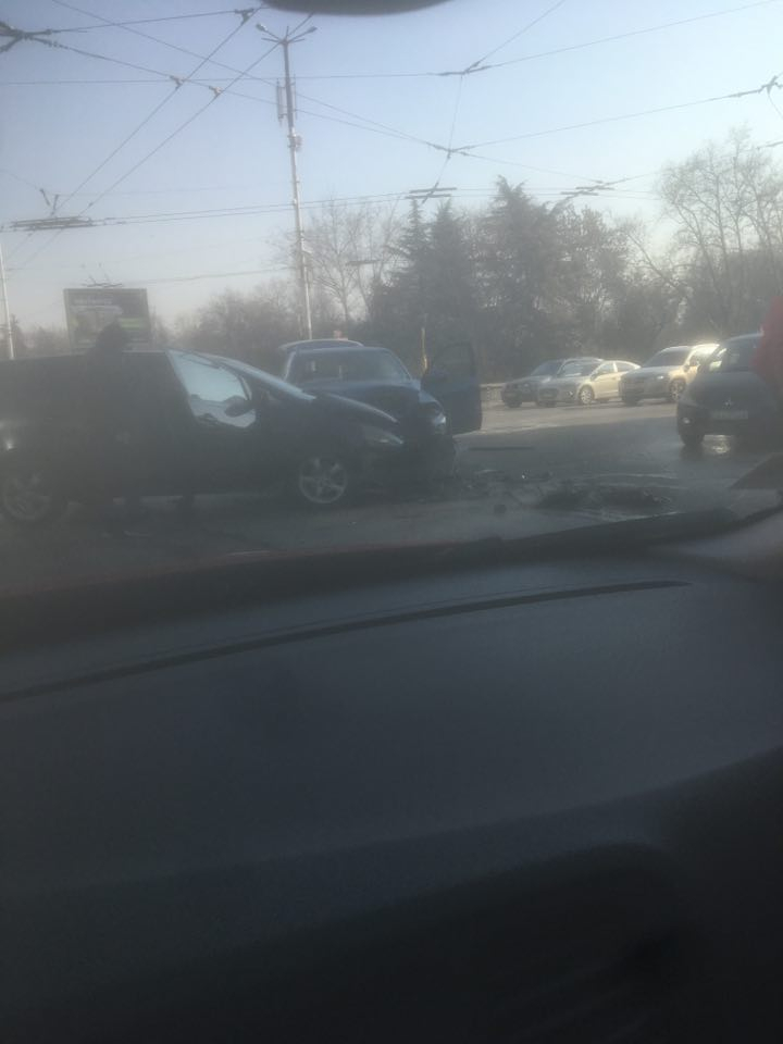 Извънредно и първо в БЛИЦ! Жесток сблъсък с ранени в сърцето на София (ЕКСКЛУЗИВНИ СНИМКИ)