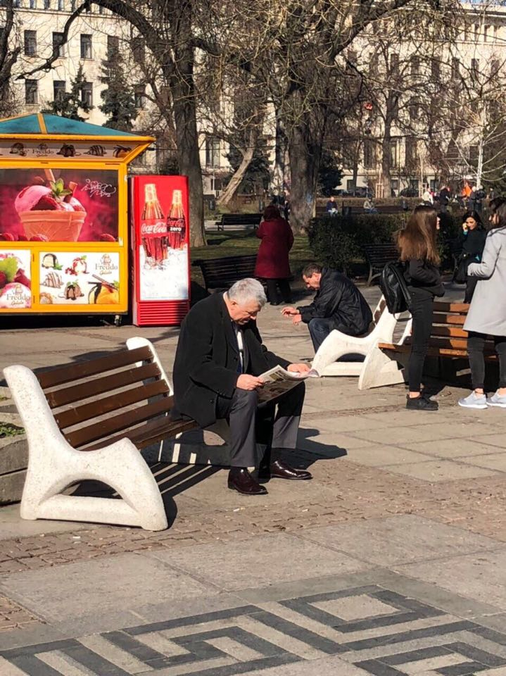 Безобразие! Потомъкът на Жан Виденов Румен Гечев се препича пред Народния театър, това ли му е работното място? (СНИМКИ)