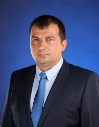 Изведоха кмета на Септември от сградата на общината