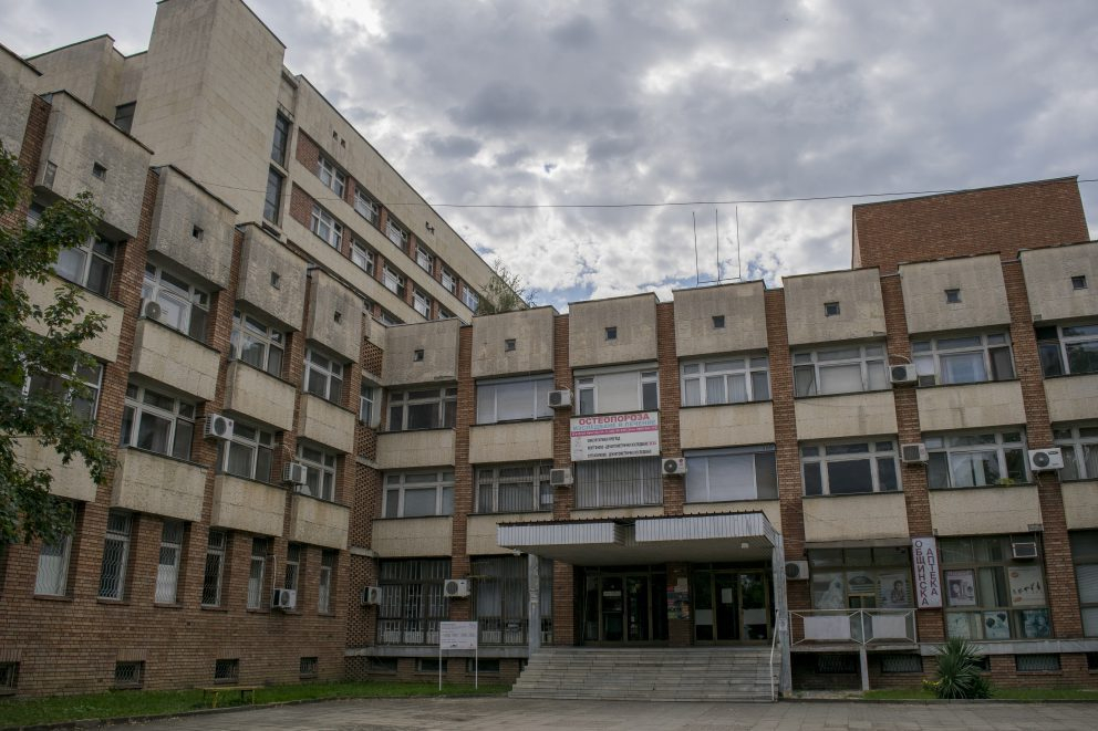 Грък направи погром в петричката болница! Налетя на бой на медсестра, лекарка и полицай, псува, уринира върху полицай