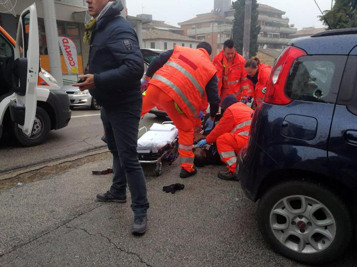 В Мачерата е страшно! Черно „Алфа Ромео” обикаля улиците, стрелят по мигранти, а кметът зове всички да не излизат от домовете си (СНИМКИ/ВИДЕО)