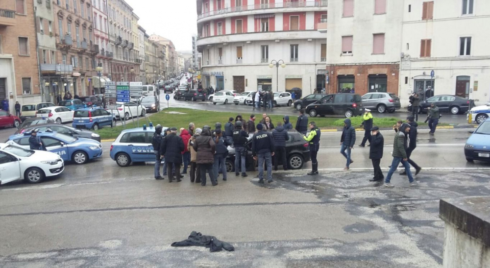 В Мачерата е страшно! Черно „Алфа Ромео” обикаля улиците, стрелят по мигранти, а кметът зове всички да не излизат от домовете си (СНИМКИ/ВИДЕО)