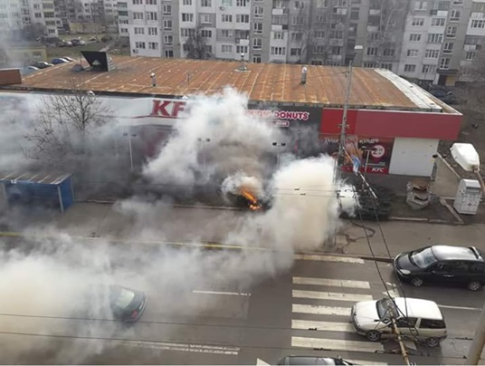 Огнен ад в столичния жк "Люлин"! Пламна KFC (ВИДЕО)