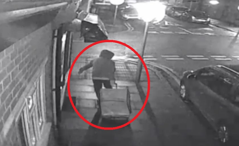 Смразяващо ВИДЕО: Мъж влачи трупа на жена си в куфар