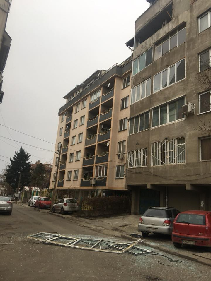 Вятърът докара в България Апокалипсиса! Хиляди са без ток, десетки изкоренени дървета, на места положението е бедствено (ОБЗОР/СНИМКИ)