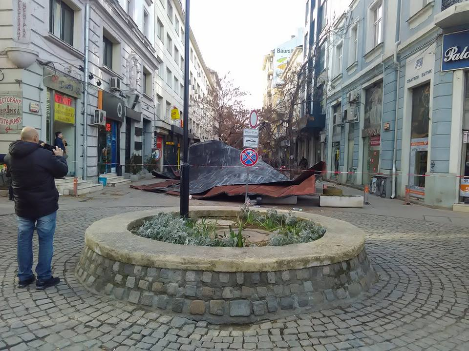 Вятърът докара в България Апокалипсиса! Хиляди са без ток, десетки изкоренени дървета, на места положението е бедствено (ОБЗОР/СНИМКИ)