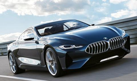 BMW 8er с подгряващи обиколки в Италия (СНИМКИ/ВИДЕО)