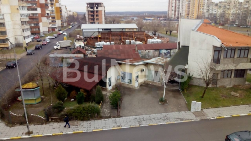 Стихията вдигна покрива на голям склад във Враца и го стовари върху съседен имот (СНИМКИ)