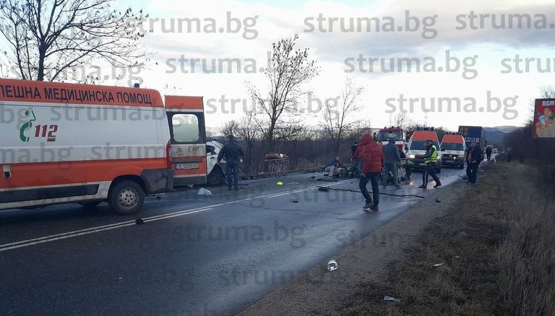 Ужасяващи СНИМКИ от мелето край Разлог, колите са смачкани до неузнаваемост 