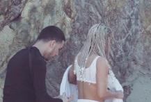 Кардашян изригна със СНИМКА (18+), на която стилист маже барабанчето й 