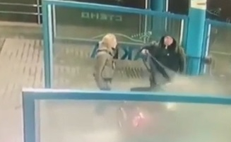 Момиче спретна скандал на мъж на автомивка, той обаче й разказа играта (ВИДЕО)